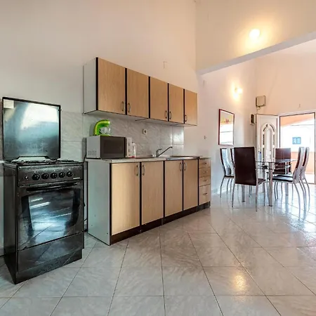 Two-bedroom In Appartement Vir